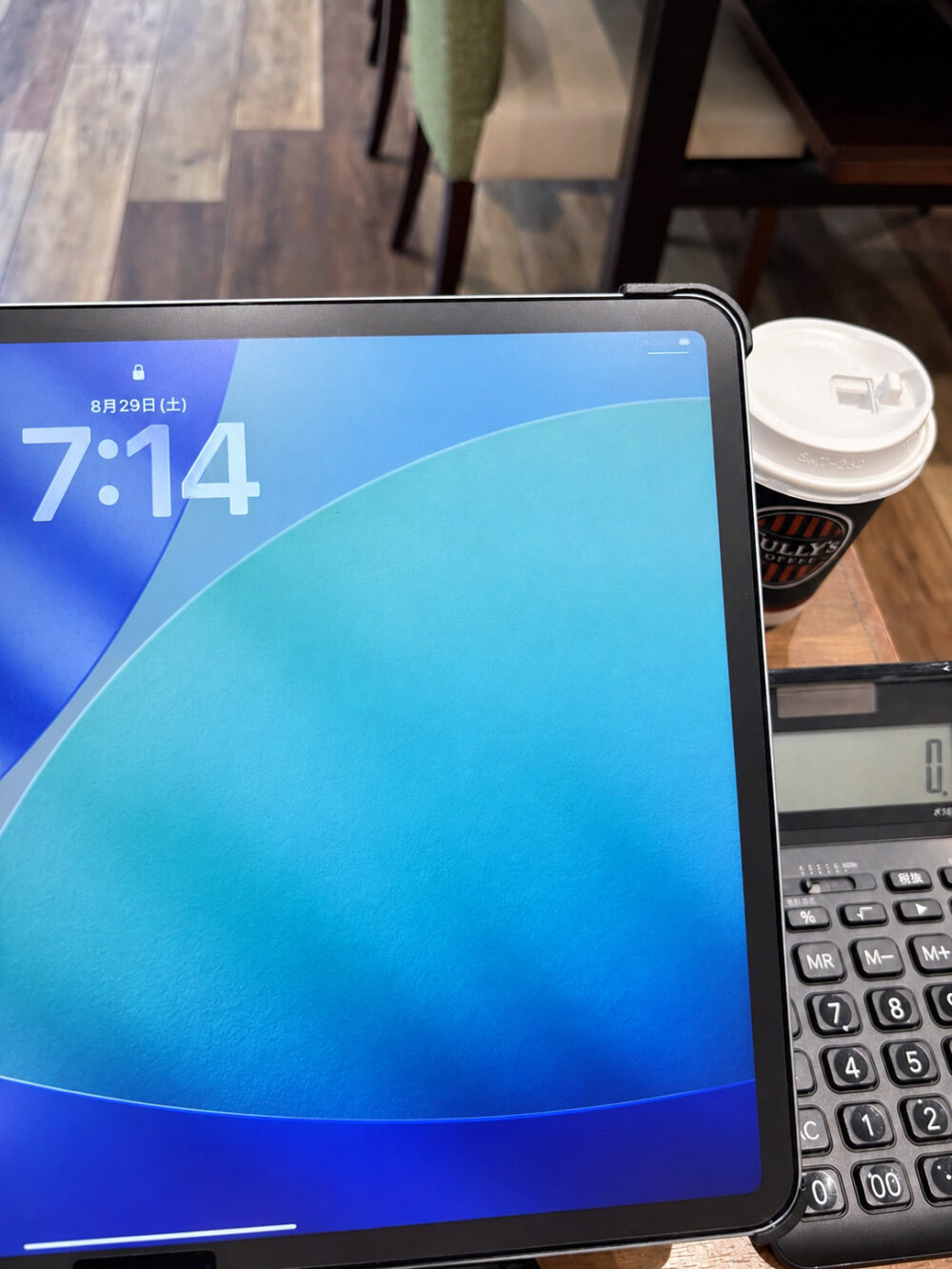 休日の朝7時ごろにカフェでiPadを使って勉強する様子